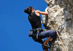 frau_klettert1_45868837.jpg